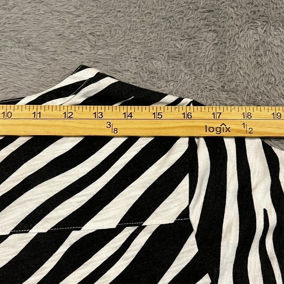 Liz Claiborne Blouse Top Zebra Print Button Accent Shoulder Plus Women's 1X‎ - Picture 8 of 9